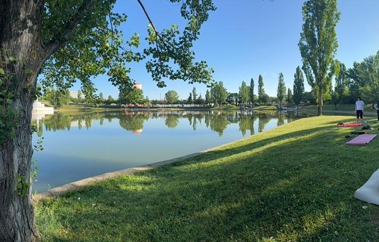 yoga en el parque tres cantos